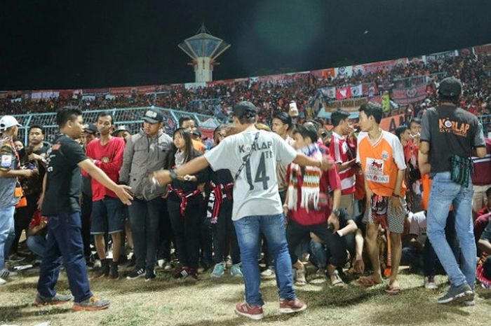 Penonton memenuhi pinggir lapangan Stadion Kanjuruhan di Kabupaten Malang saat Arema FC menjamu Persija Jakarta pada pekan ke-19 Liga 1 2018, Minggu (5/8/2018) malam.