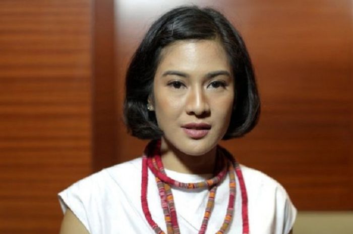 Pemeran tokoh Kartini, Dian Sastrowardoyo berpose seusai wawancara eksklusif Kompas.com seputar film Kartini di Jakarta, Jumat (7/4/2017). Film garapan sutradara Hanung Bramantyo mengisahkan perjuangan RA Kartini akan tayang di bioskop mulai 19 April 2017. 