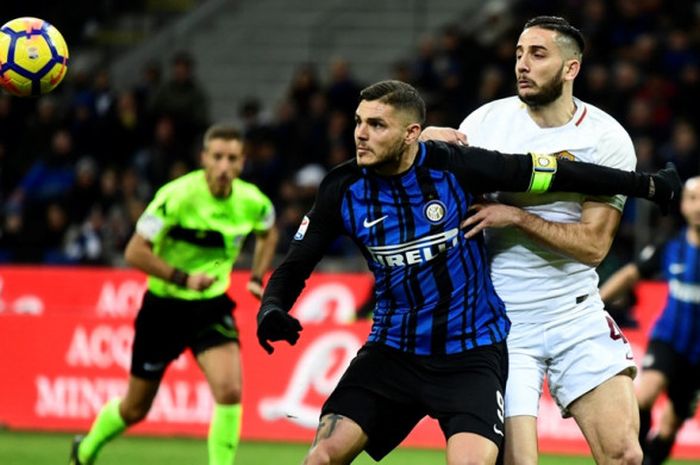 Striker Inter Milan, Mauro Icardi (kiri), berduel dengan bek AS Roma, Kostas Manolas, dalam laga Liga Italia di Stadion Giuseppe Meazza, Milan, pada 21 Januari 2018.