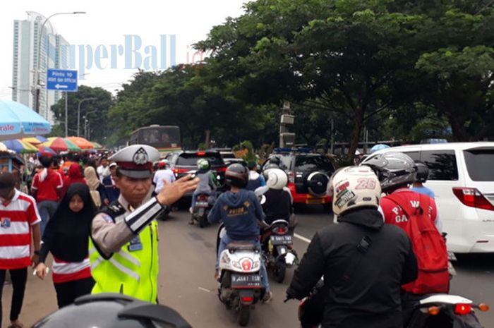 Situasi jalan di sekitar Stadion Utama Gelora Bung Karno sebelum laga final Piala Presiden antara Persija Jakarta dengan Bali United, Sabtu (17/2/2018)