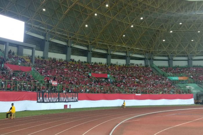 Bendera Merah Putih dibentangkan di tribune Stadion Patriot Candrabhaga, Bekasi, Jumat (17/8/2018).