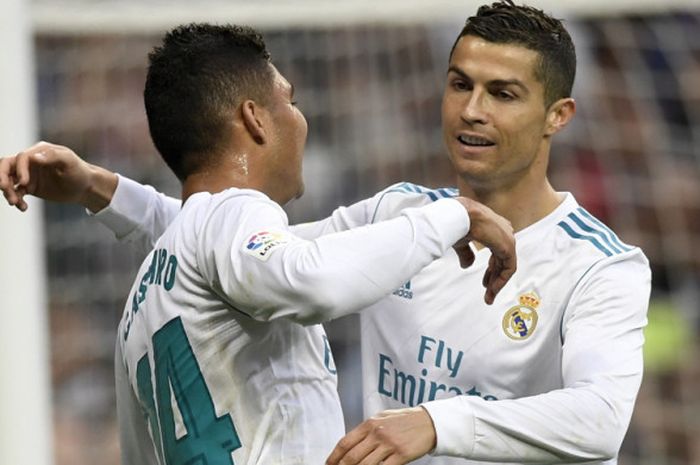 Penyerang Real Madrid, Cristiano Ronaldo (kanan), memberikan selamat kepada rekannya, Casemiro, yang berhasil mencetak gol ke gawang Malaga dalam lanjutan Liga Spanyol 2017-2018 di Stadion Santiago Bernabeu, Madrid, Spanyol, pada Sabtu (25/11/2017).