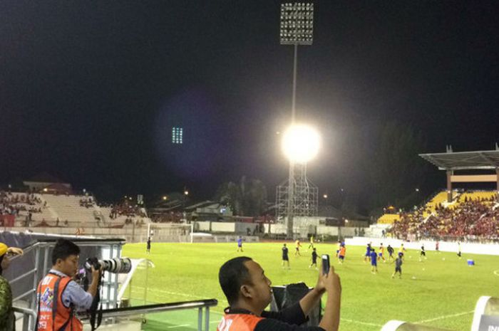 Suasana di Stadion Selayang, Selangor, ketika lampu stadion tidak bisa menyala seluruhnya.