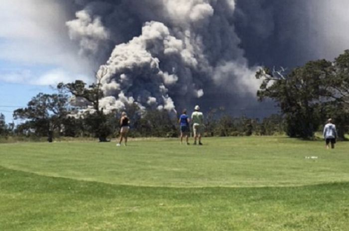 Pemain golf di sekitar Hawaii masih berada di lapangan meski gunung Kiluaea meletus.