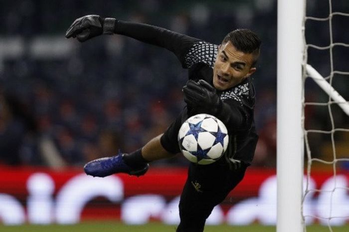 Kiper ketiga Juventus, Emil Audero Mulyadi mengikuti pemanasan sebelum laga melawan Real Madrid di final Liga Champions di Stadion Millenium Cardiff pada 2 Juni 2017.