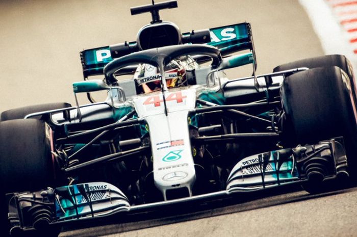 Lewis Hamilton (Mercedes) saat melintasi Sochi Autodrom dalam sesi balapan F1 GP Rusia 2018 yang berlangsung Minggu (30/9/2018).