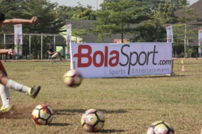 Seorang peserta ajang pencarian bakat 'Jagoan Bola untuk Indonesia' di lapangan Pussenif, Bandung, pada 23 September 2017, menunjukkan kebolehannya dalam menendang bola.