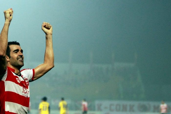 Pemain Madura United, Pablo Rodriguez, merayakan gol ke gawang Persiba pada lanjutan laga Torabika Soccer Championship.