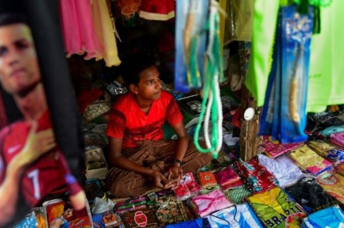 Suasana Piala Dunia 2018 masih terasa di amp Kutupalong, Bangladesh.