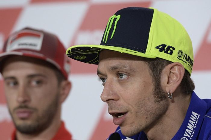 Pebalap MotoGP dari tim Yamaha, Valentino Rossi (kanan), berbicara dalam jumpa pers di GP Argentina, 5 April 2018.