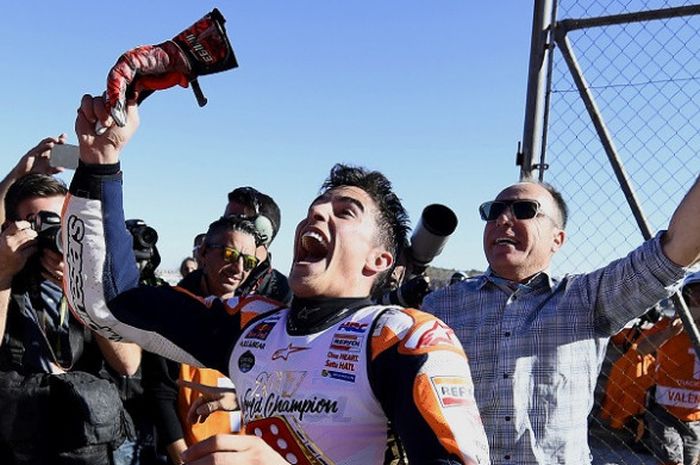 Pebalap Repsol Honda, Marc Marquez, meluapkan kegembiraan setelah memastikan diri meraih gelar juara dunia keempat MotoGP setelah finis di urutan ketiga pada balapan GP Valencia yang berlangsung di Sirkuit Ricardo Tormo, Minggu (12/11/2017).