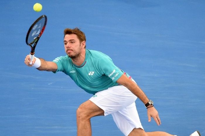 Petenis Swiss, Stan Wawrinka, mengembalikan bola yang dilepas lawannya, Kyle Edmund (Jerman), pada babak perempat final turnamen Brisbane International di Brisbane, Australia, Jumat (6/1/2017).