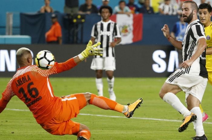 Penyerang Juventus, Gonzalo Higuain, memecahkan kebuntuan serangan ke gawang Paris Saint-Germain di Stadion Hard Rock, Florida, Kamis (27/7/2017).