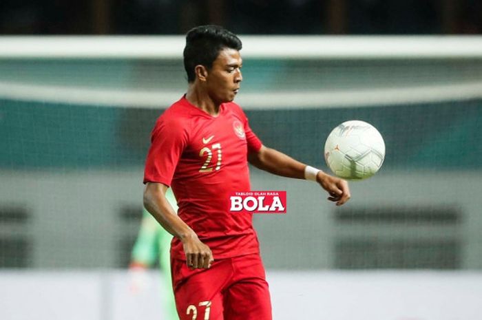 Aksi penyerang timnas Indonesia, Dedik Setiawan, dalam laga persahabatan melawan Mauritius di Stadion Wibawa Muklti, Selasa (11/9/2018).  