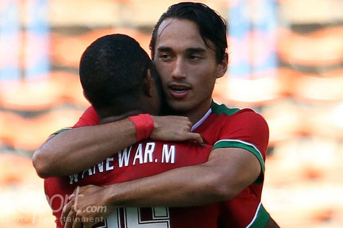 Dua pemain Timnas U-22 Indonesia, Ezra Walian memeluk Marinus Wanewar untuk merayakan gol ke gawang Kamboja pada laga SEA Games 2017.    