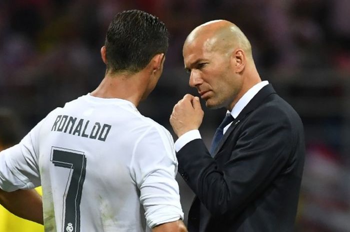 Cristiano Ronaldo berbicara dengan Zinedine Zidane sebelum adu penalti di final Liga Champions 2015-2016, di Stadion San Siro, Milan (28/5/2016).