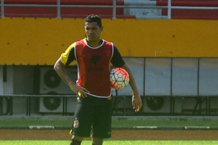 Alberto Gonsalves pemain Sriwijaya FC, terancam tidak bisa diturunkan melawan Arema Cronus, Minggu (14/8/2016) di Gelora Sriwijaya Jakabaring karena terkena akumulasi kartu kuning