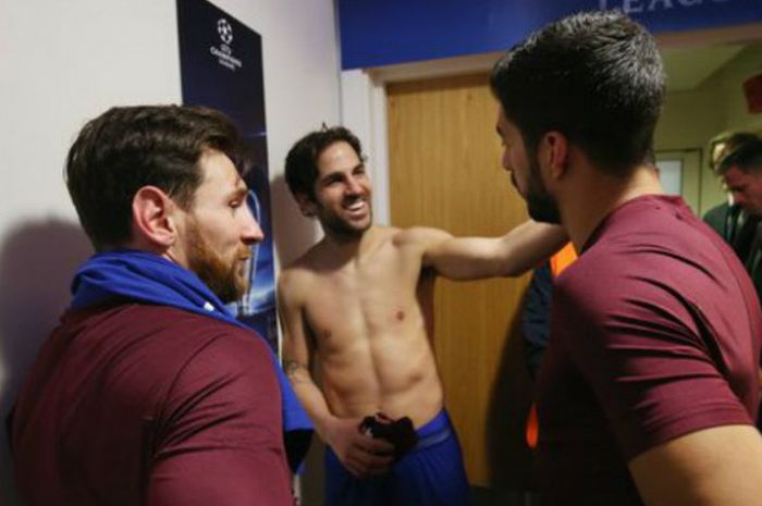 Lionel Messi, Cesc Fabregas, dan Luis Suarez bercengkerama seusai laga Chelsea verus Barcelona pada leg pertama babak 16 besar Liga Champions di Stamford Bridge, Selasa (20/2/2018).