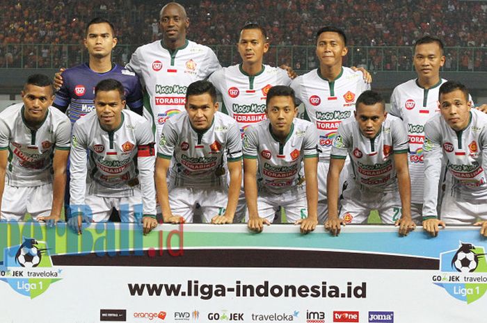 Pose bersama PS TNI jelang laga kontra tuan rumah Persija Jakarta pada laga pekan ke-27 Liga 1 musim 2017 di Stadion Patriot, Kota Bekasi, Sabtu (30/9/2017) malam. 