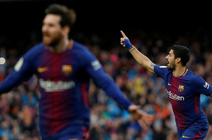 Striker FC Barcelona, Luis Suarez (kanan), merayakan gol yang dicetak Lionel Messi (kiri) dalam laga Liga Spanyol kontra Atletico Madrid di Stadion Camp Nou, Barcelona, pada 4 Maret 2018.