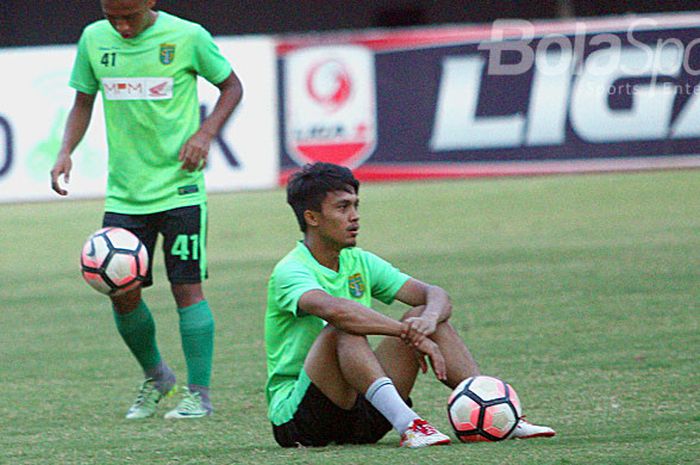 Irfan Jaya (41) terlihat hanya berlatih ringan di Gelora Bung Tomo Surabaya, Rabu (11/10/2017).