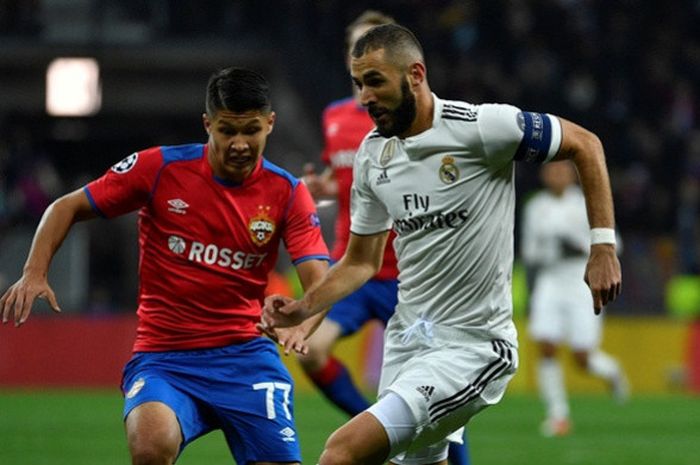 Gelandang CSKA Moskva, Ilzat Akhmetov (kiri), berduel dengan penyerang Real Madrid, Karim Benzema, dalam laga Grup G Liga Champions di Stadion Luzhniki, Moscow, Rusia pada 2 Oktober 2018.