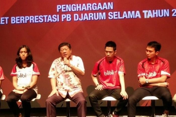 Pebulu tangkis spesialis ganda Mohammad Ahsan (kedua dari kanan) dan Kevin Sanjaya Sukamuljo (ketiga dari kanan) menghadiri acara penghargaan atlet berprestasi PB Djarum di Plaza Senayan, Jakarta, Rabu (25/1/2017).