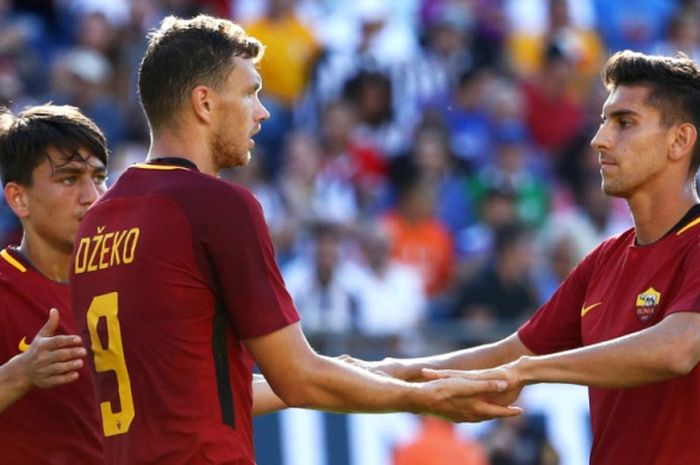 Lorenzo Pellegrini (kanan) merayakan gol yang dicetak Edin Dzeko untuk AS Roma dalam partai International Champions Cup di Gillette Stadium, Massachusetts, Amerika Serikat, 30 Juli 2017.