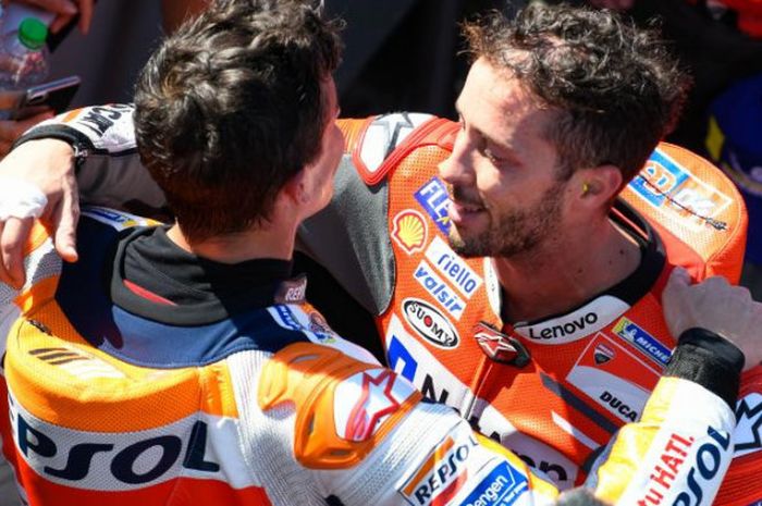   Marc Marquez dan Andrea Dovizioso berpelukan setelah balapan MotoGP San Marino di Sirkuit Misano.