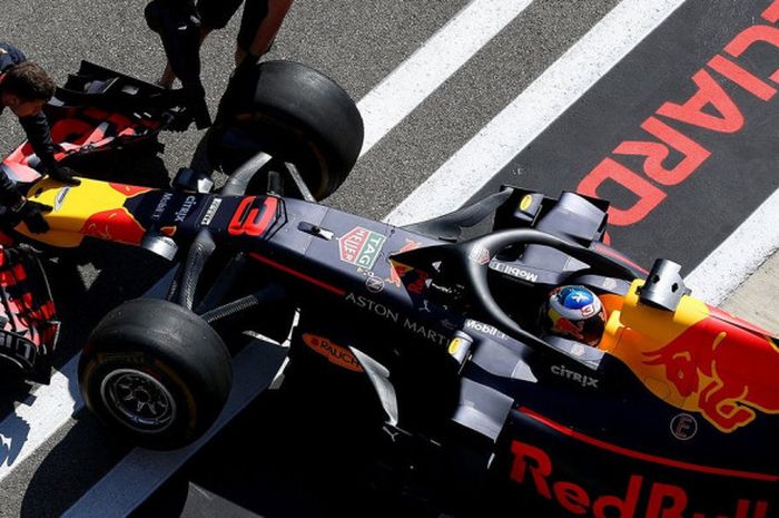 Mobil pebalap Red Bull Racing Daniel Ricciardo didorong kembali ke garasi karena memilih tidak tampil saat kualifikasi 2 F1 GP Rusia di Sirkuit Sochi, Rusia, Sabtu (29/9/2018).