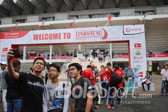 Pengunjung sedang melakukan swafoto di sela penyelenggaraan Indonesia Masters 2018 di Istora Senayan, Jakarta. 