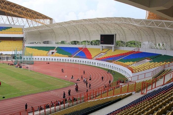 Pemain PS Polri tengah melakukan latihan di Stadion Wibawa Mukti, Jababeka, Bekasi, JAwa Barat, Jum'at (11/03/2016).
