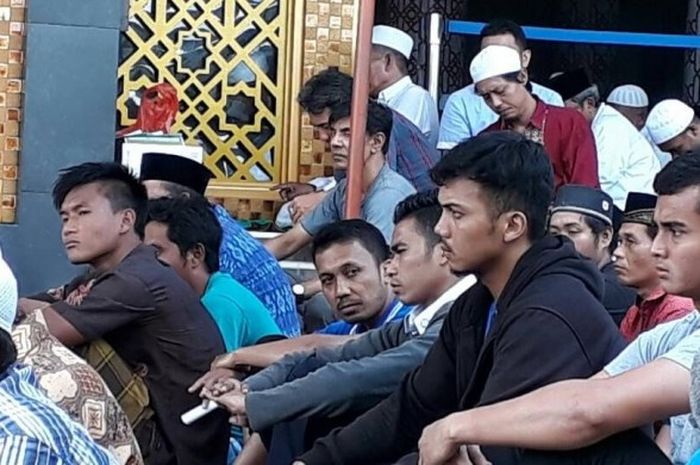 Para pemain timnas Indonesia U-22 menunaikan ibadah shalat Jumat di Masjid Raya Baiturrahman, Denpasar, Bali pada Jumat (26/5/2017).