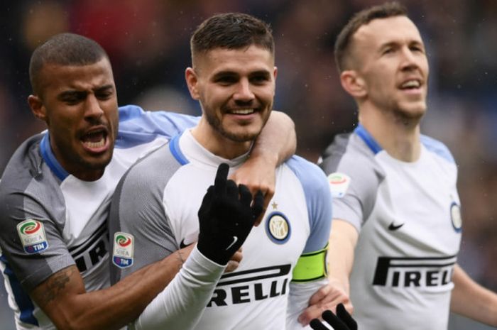 Rafinha (kiri) merayakan gol Mauro Icardi ke gawang Sampdoria dalam partai Liga Italia di Stadion Luigi Ferraris, Genoa, 18 Maret 2018.