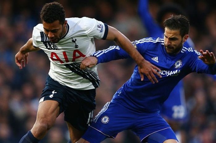 Mousa Dembele berebut bola dengan Cesc Fabregas pada laga Chelsea Vs Tottenham Hotspur di Stamford Bridge, Senin (2/5/2016).