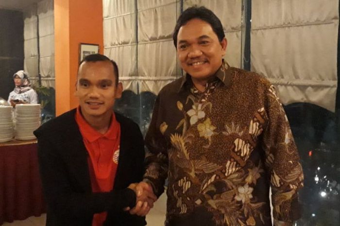 Presiden Madura United, Achsanul Qosasih, bersama dengan pemain Persija Jakarta, Riko Simanjuntak da