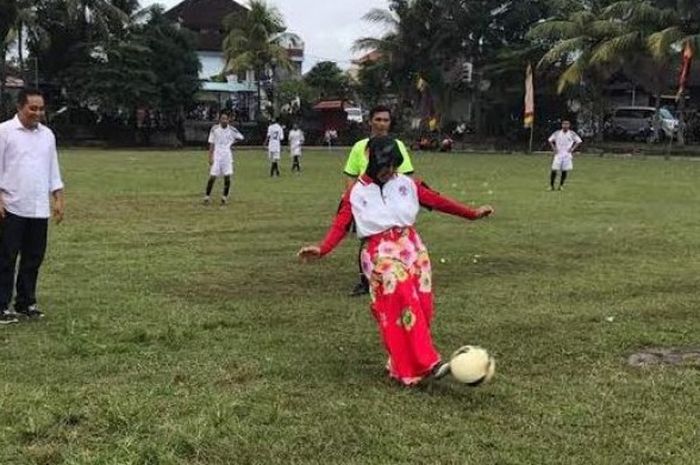 Staf Ahli Bidang Politik Kemenpora, Yuni Poerwanti melakukan tendangan bola pertama saat acara pembukaan Gala Desa 2017 di lapangan Wagimin, Tabanan, Sabtu (27/5/2017). 