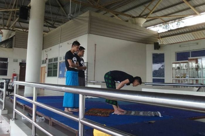Rezaldi Hehanusa, Septian David Maulana, dan Dicky Indrayana melaksanakan salat asar di sela latihan Timnas U-22 Indonesia di Selayang, Selangor, Malaysia, Sabtu (19/8/2017).  
