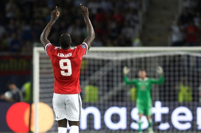 Striker Manchester United, Romelu Lukaku, merayakan gol yang dia cetak ke gawang Real Madrid dalam laga Piala Super Eropa di Stadion Philip II Arena, Skopje, pada 8 Agustus 2017.