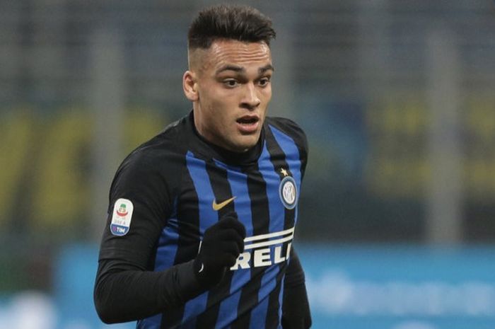 Penyerang Inter Milan, Lautaro Martinez, beraksi dalam laga pekan ke-18 Liga Italia versus Napoli