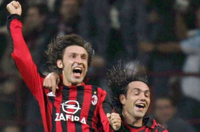 Andrea Pirlo (kiri) kala membela AC Milan.