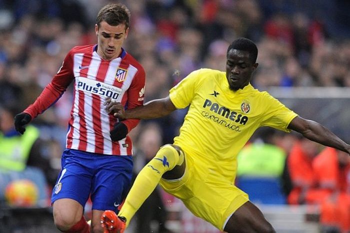 Bek Villarreal, Eric Bailly (kanan), bertarung dengan penyerang Atletico Madrid, Antoine Griezmann, dalam pertandingan La Liga 2015-2016 di Stadion Vicente Calderon, Madrid, Spanyol, pada 21 Februari 2016.