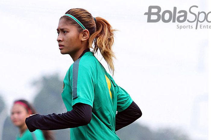 Pemain timnas putri Indonesia, Zahra muzdalifah, saat mengikuti latihan di Lapangan National Youth Training Centre, Sawangan, Depok, Jawa Barat, Selasa (6/3/2018).