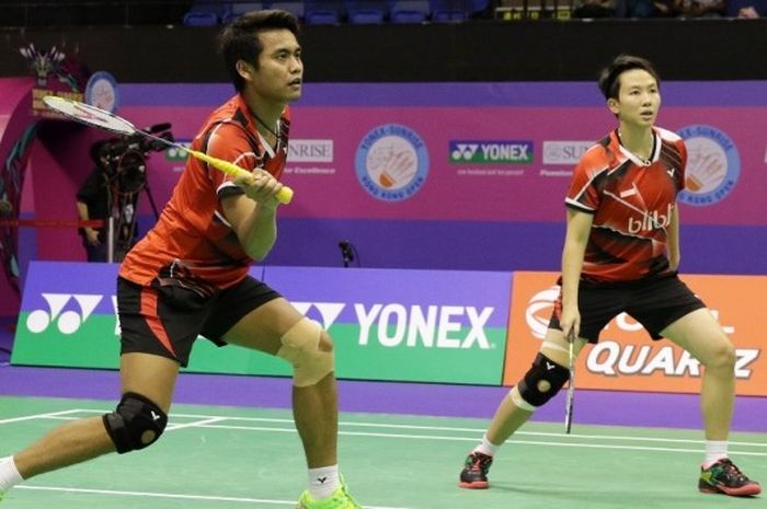 Pasangan ganda campuran Indonesia, Tontowi Ahmad/Liliyana Natsir, bertahan dari serangan padangan China, Liu Cheng/Li Yinhui, pada babak perempat final Hong Kong Terbuka di Hong Kong Coliseum, Jumat (25/11/2016).
