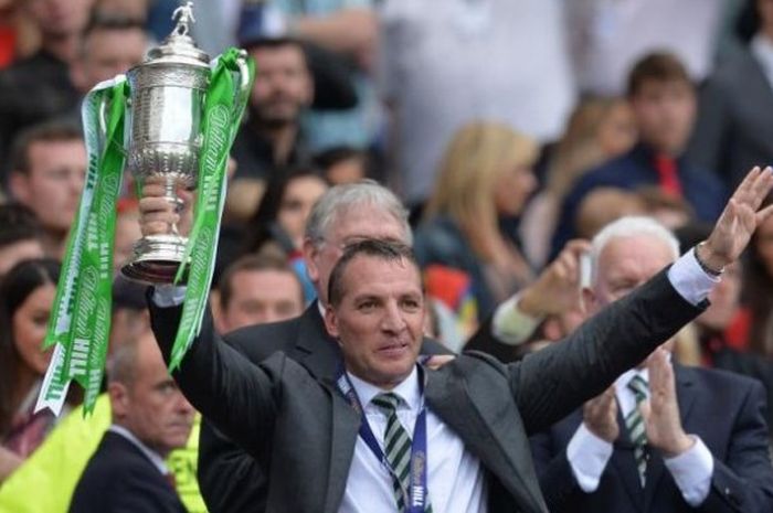 Manajer Celtic FC, Brendan Rodgers merayakan kemenangan timnya pada final Piala Skotlandia atas Aberdeen di Hampden Park pada Sabtu (27/5/2017).  