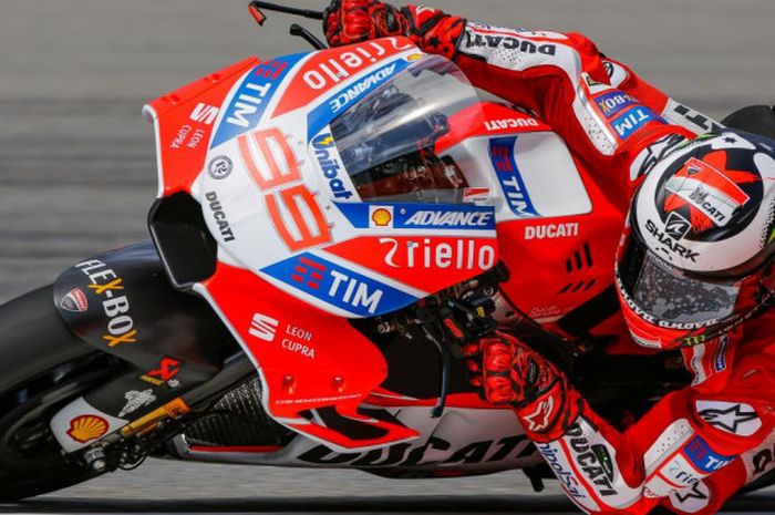 Aksi pebalap Ducati, Jorge Lorenzo, saat latihan bebas kedua di GP Republik Ceska, Jumat (4/8/2017)