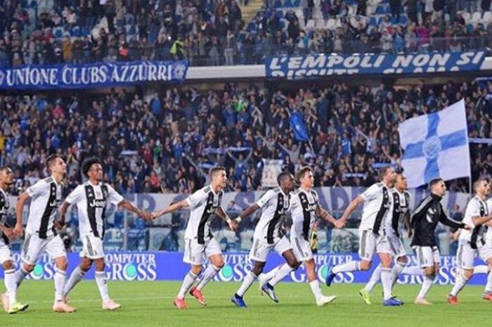 Para pemain Juventus merayakan kemenangan atas Empoli dalam laga Liga Italia di Stadion Carlo Castellani, Empoli pada 27 Oktober 2018.