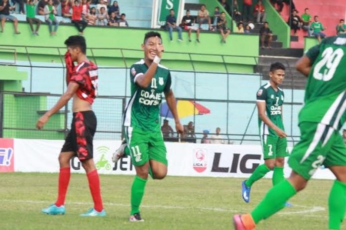 Selebrasi penyerang PSMS, Choiril Hidayat yang mencetak gol kedua timnya ke gawang Pro Duta FC pada lanjutan Liga 2 di Stadion Teladan, Medan, Minggu (30/4/2017).