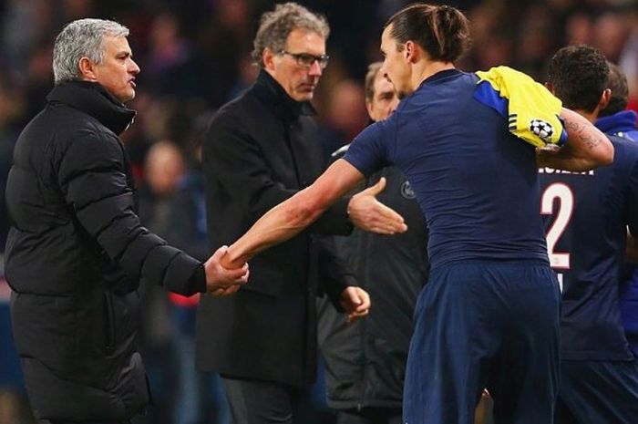 Striker PSG, Zlatan Ibrahimovic, berdiskusi dengan pelatih Chelsea, Jose Mourinho, seusai laga Liga Champions pada  17 Februari 2015.