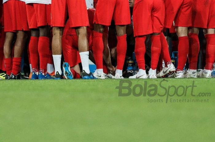  Para pemain Inggris berkumpul di lapangan saat menghadapi adu penalti lawan Kolombia di duel babak 16 besar Piala Dunia 2018 di Stadion Spartak, Moskow, 3 Juli 2018. 